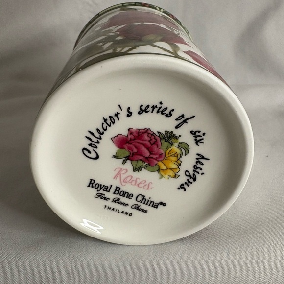 Royal Bone China “ Roses” mug - Picture 7 of 8